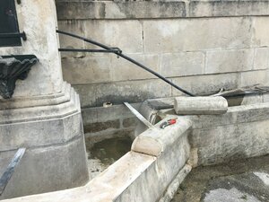la fontaine Jeanne d' Arc rénovée dans les règles de l' Art
